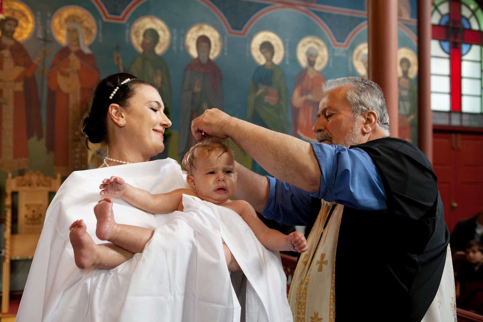 Крестный перед крестинами. Греческие крестины. Греческое крещение. Греция крестины детей. Крещение ребенка в Греции.